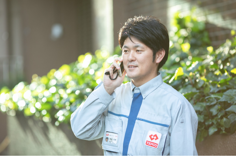 電話対応中の東京電力の男性